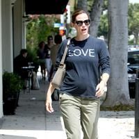 Jennifer Garner wearing a long sleeve t-shirt | Picture 65690